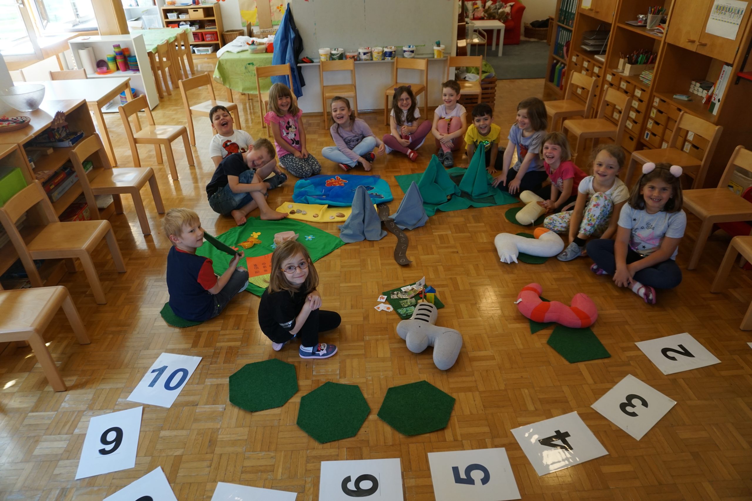 Kinder am Boden mit Zahlen