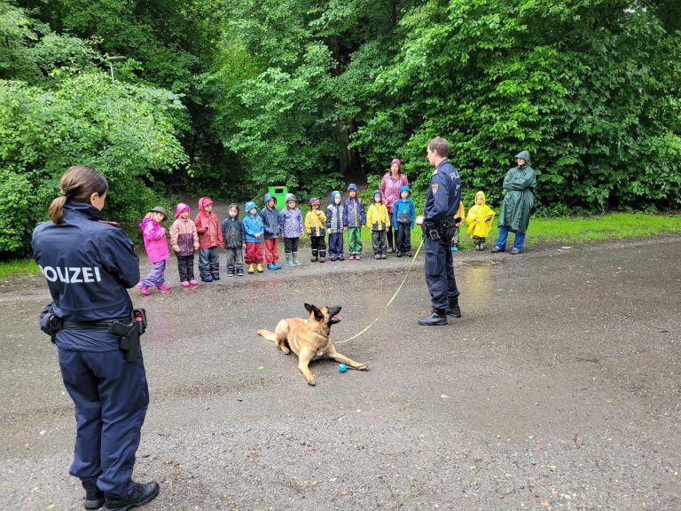 Polizeibeamter mit Kinder und Hund