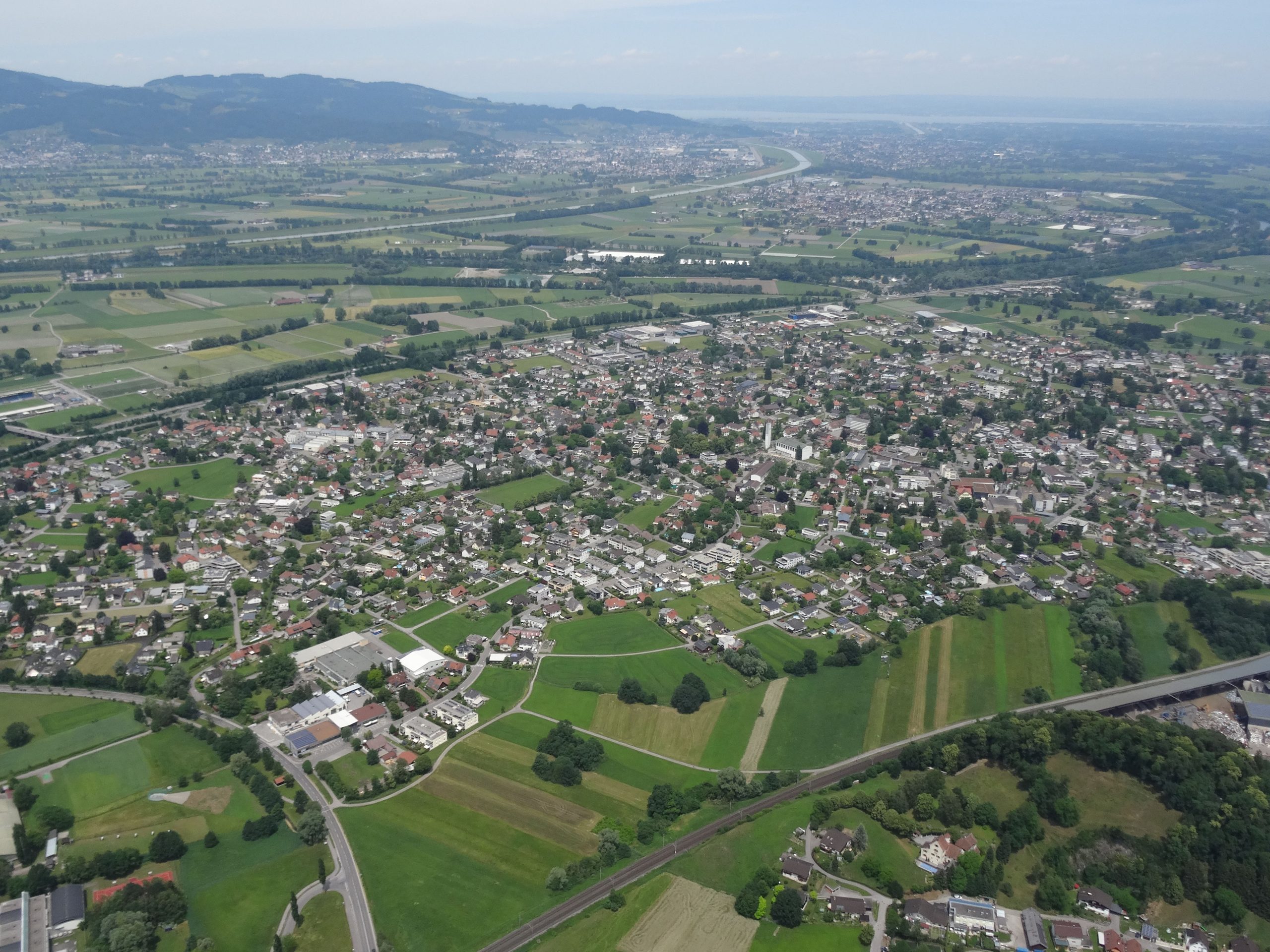 Luftbild der Gemeinde Altach Blickrichtung Norden im Jahre 2018