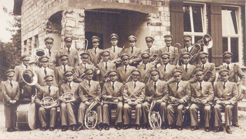Der Musikverein Harmonie 1954 vor dem eigenen Vereinsheim