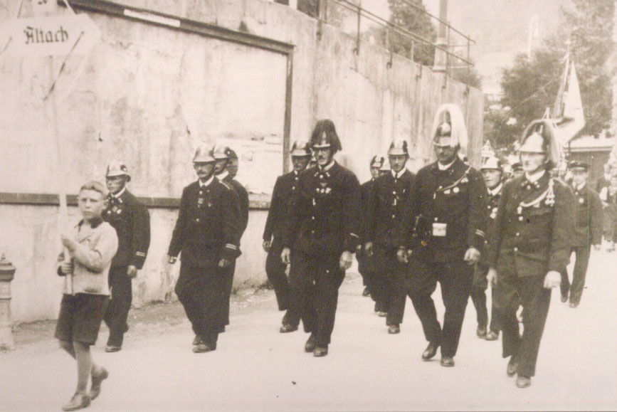 Beim Feuerwehrfest in Feldkirch 1934 trug schon „Schmieds Sepp“, einer der Gebrüder Längle, den Kommandantenhelm.