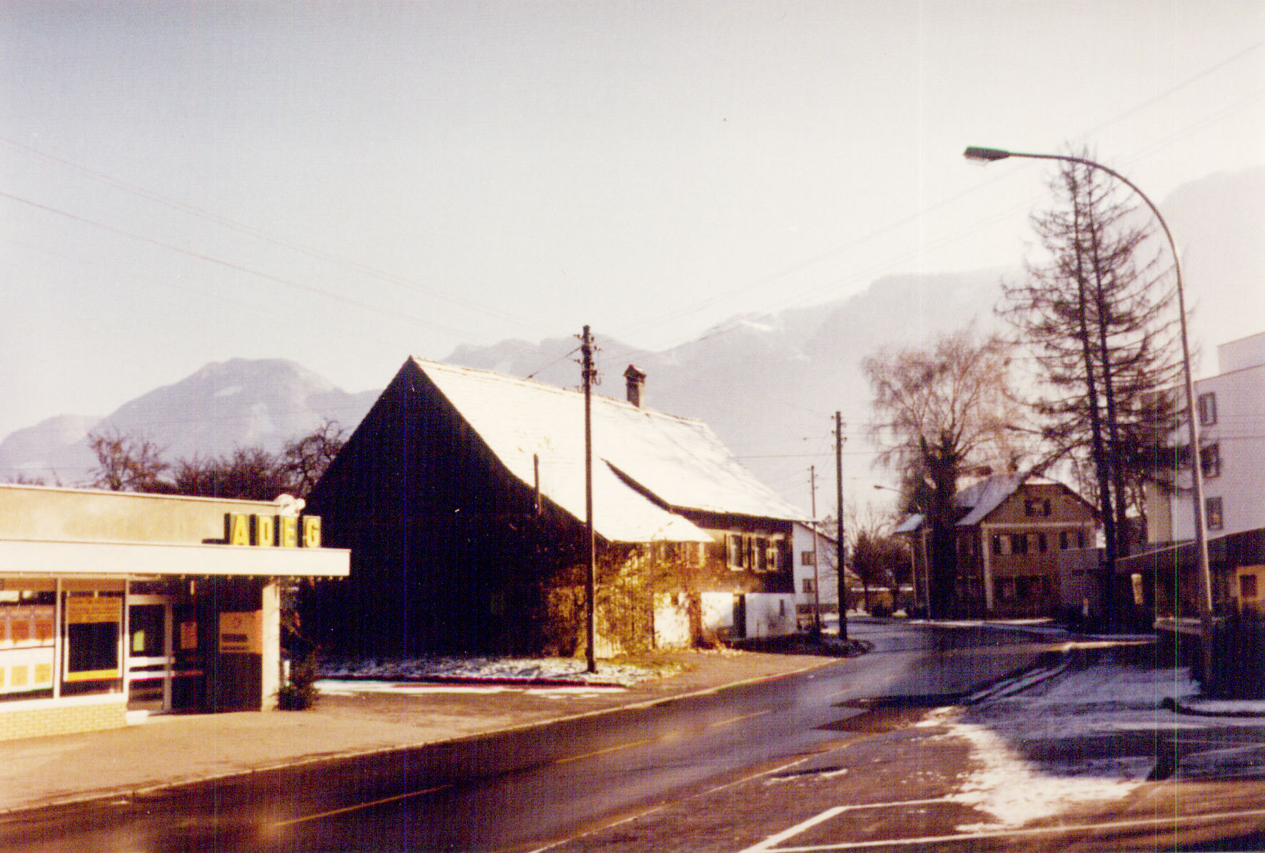 Das alte Gemeindeamt und im Vordergrund der ehemalige ADEG Riedmann