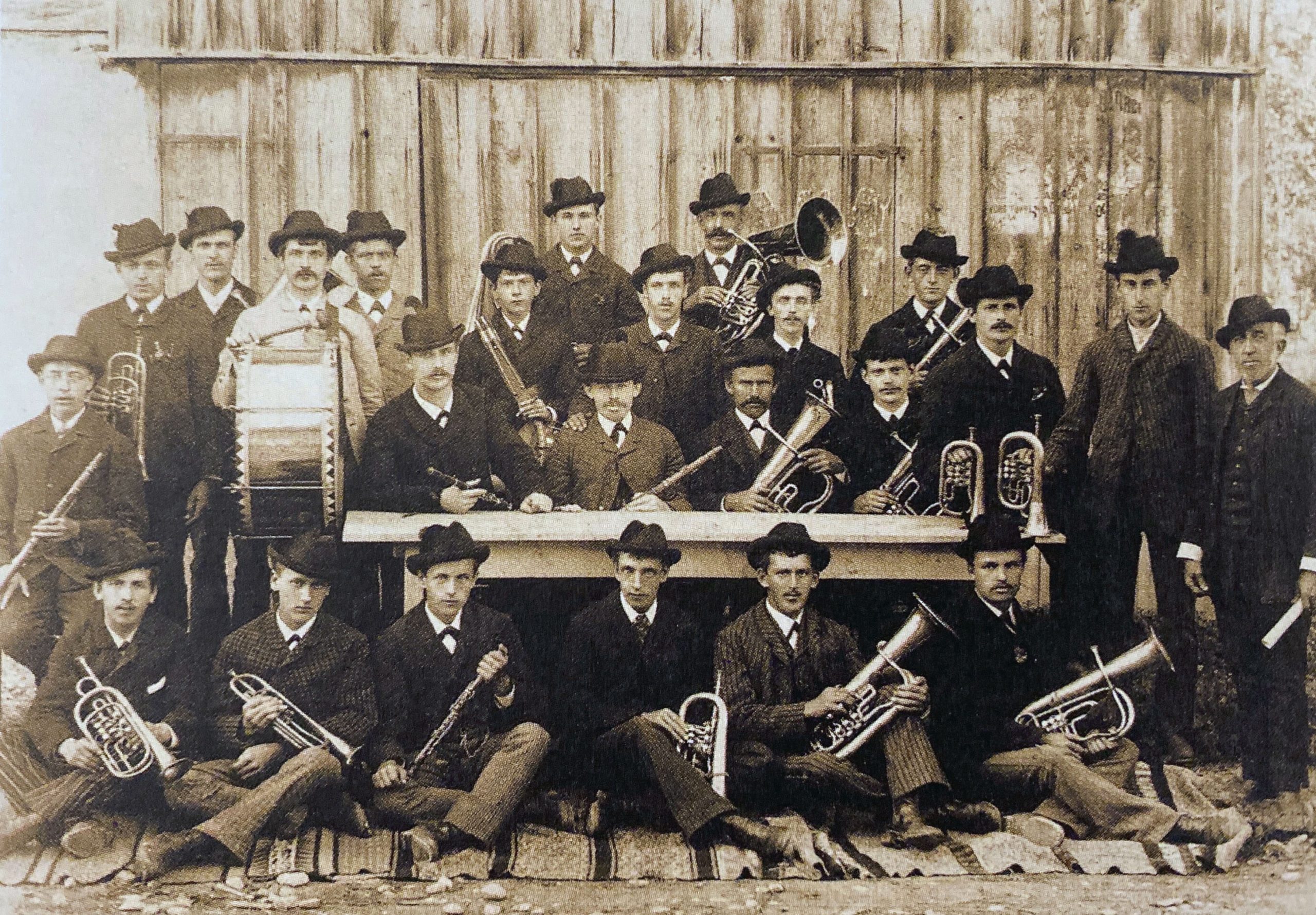 Musikgesellschaft Altach im Jahr 1892: Drei Jahre nach der Gründung dienen vorerst gleichartige Hüte als „Uniform“