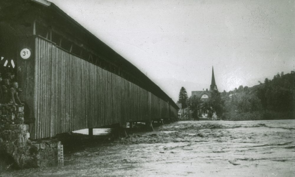 Hochwasser unter der Rheinbrücke nach Montlingen am 22.8.1954