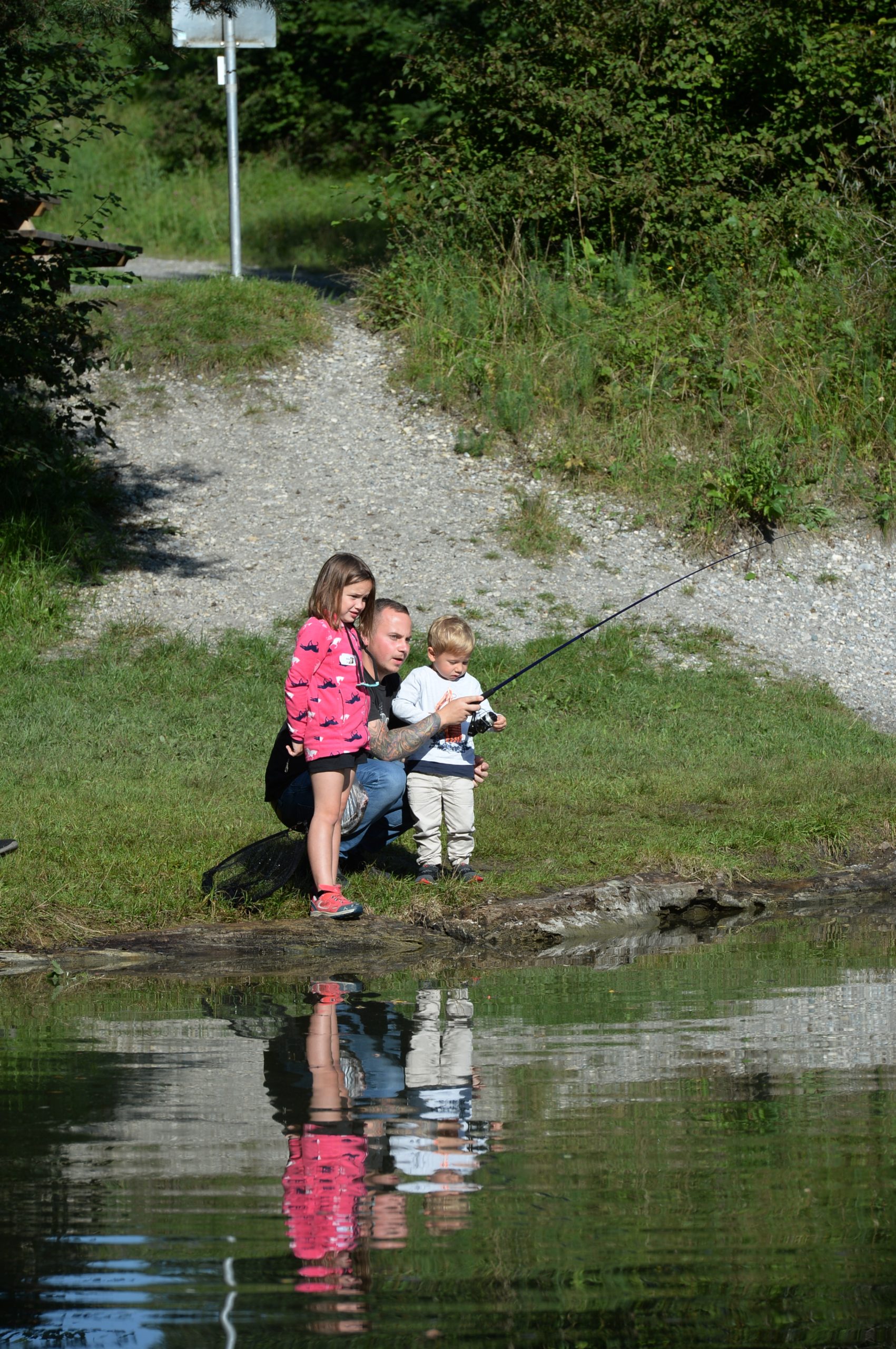 Familie beim Fischen