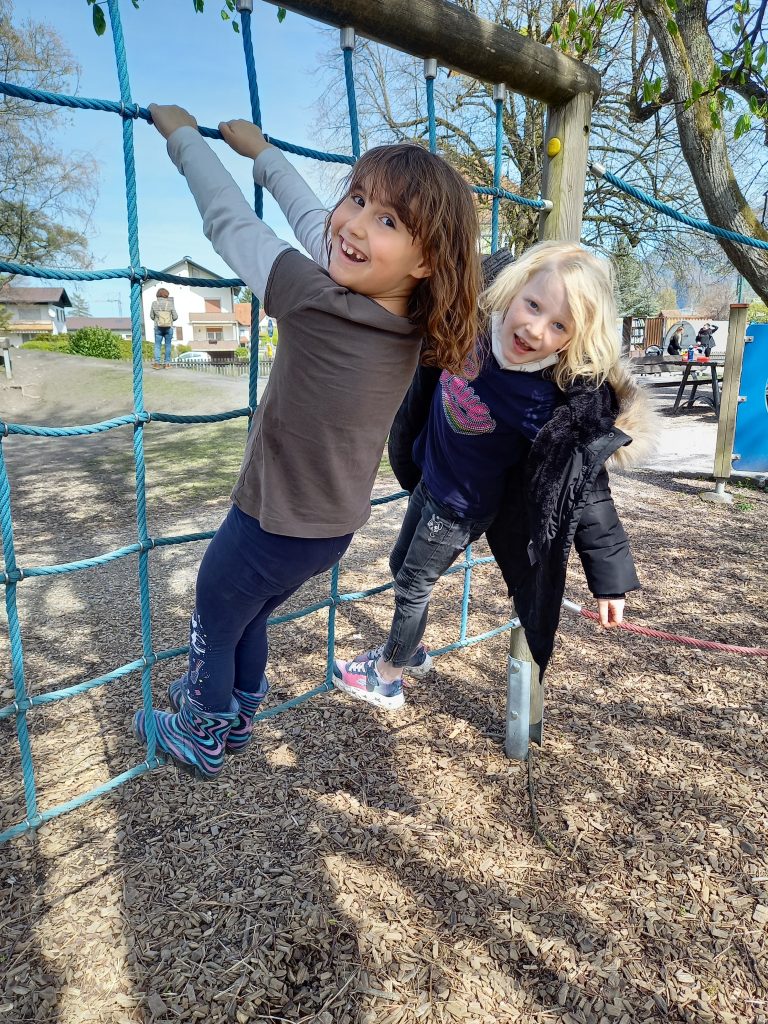 Kinder klettern (Spielplatz)
